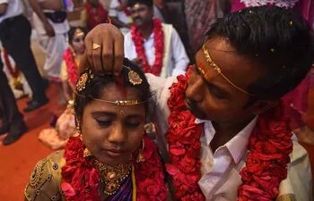 La temporada de bodas que comenzó este mes en la India, durante las fechas más auspiciosas del año para los hindúes, y fuente de una industria millonaria, despertó este domingo la preocupación del primer ministro, el nacionalista Narendra Modi, por la cantidad de dinero que algunas familias gastan en el extranjero.