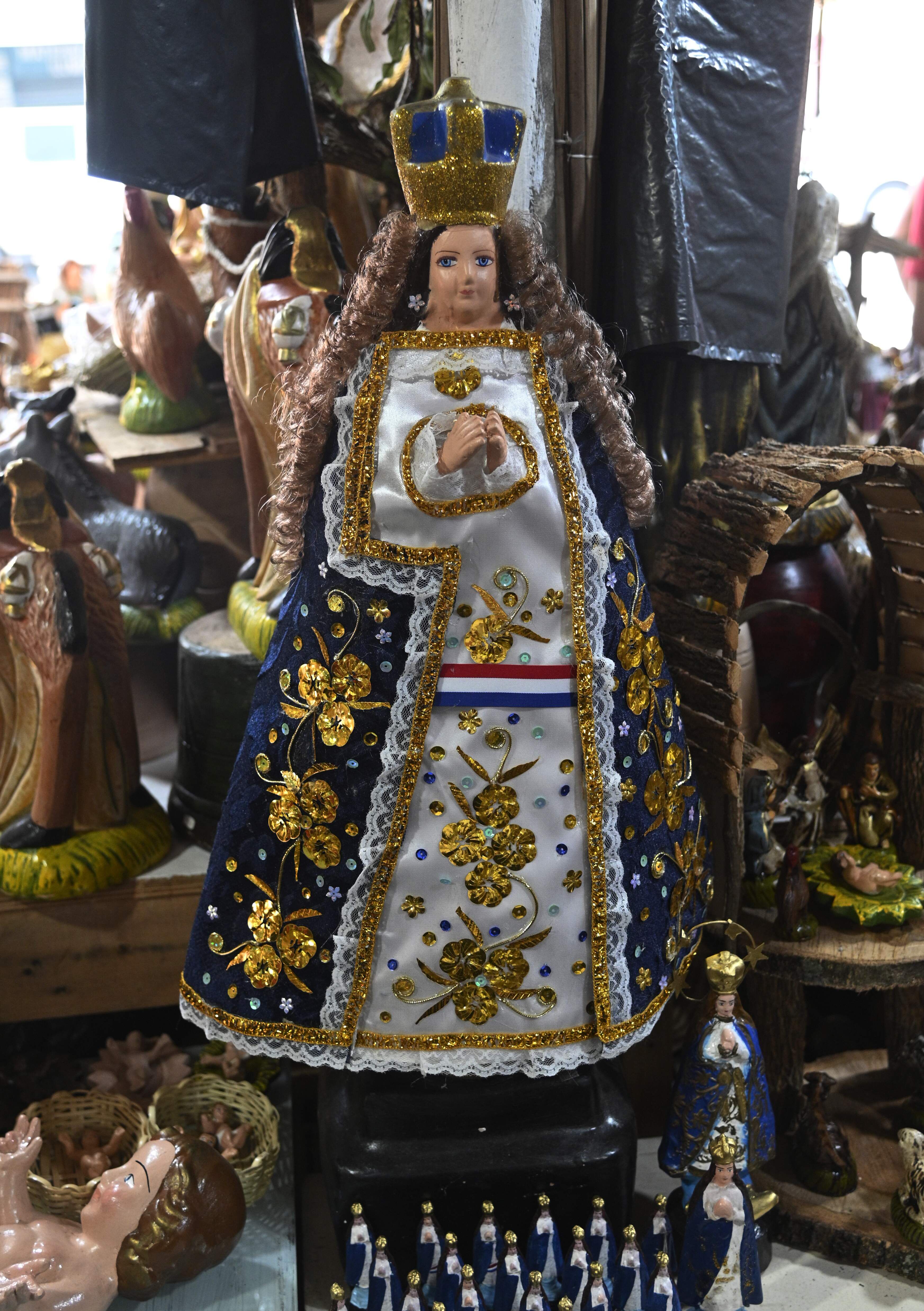 Figuras de la Virgen de Caacupé, con cabello peinado en bucles y vestimenta muy elaborada, valor de G. 300.000.