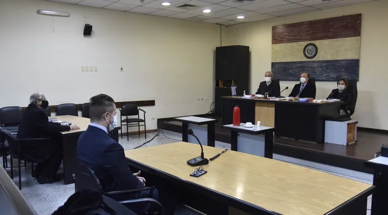 El defensor Juan Carlos Valenzuela (izq.) y el fiscal Rogelio Ortúzar (der), atentos a la  sentencia del Tribunal.