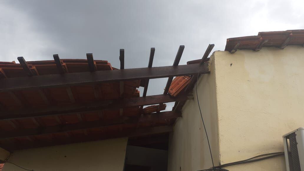 Parte del techo afectado de la Comisaría N° 38 Santa Cecilia de Independencia.