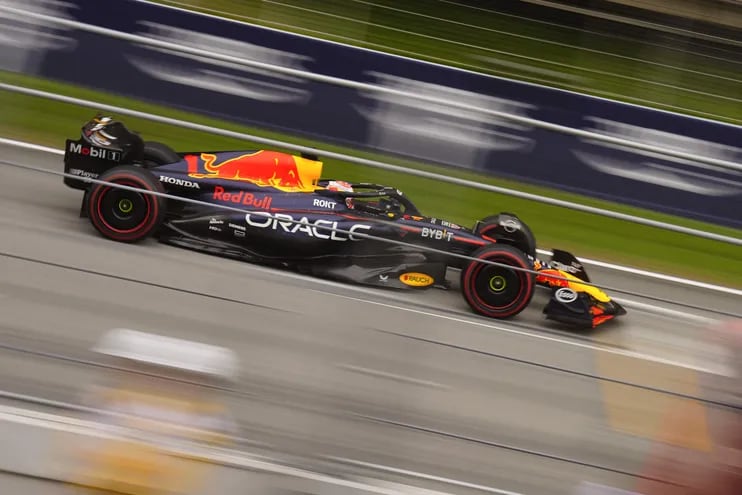 El Red Bull Racing del piloto neerlandés Max Verstappen durante la tercera sesión de los entrenamientos libres del Gran Premio de España de Fórmula 1, en el Circuito de Barcelona.