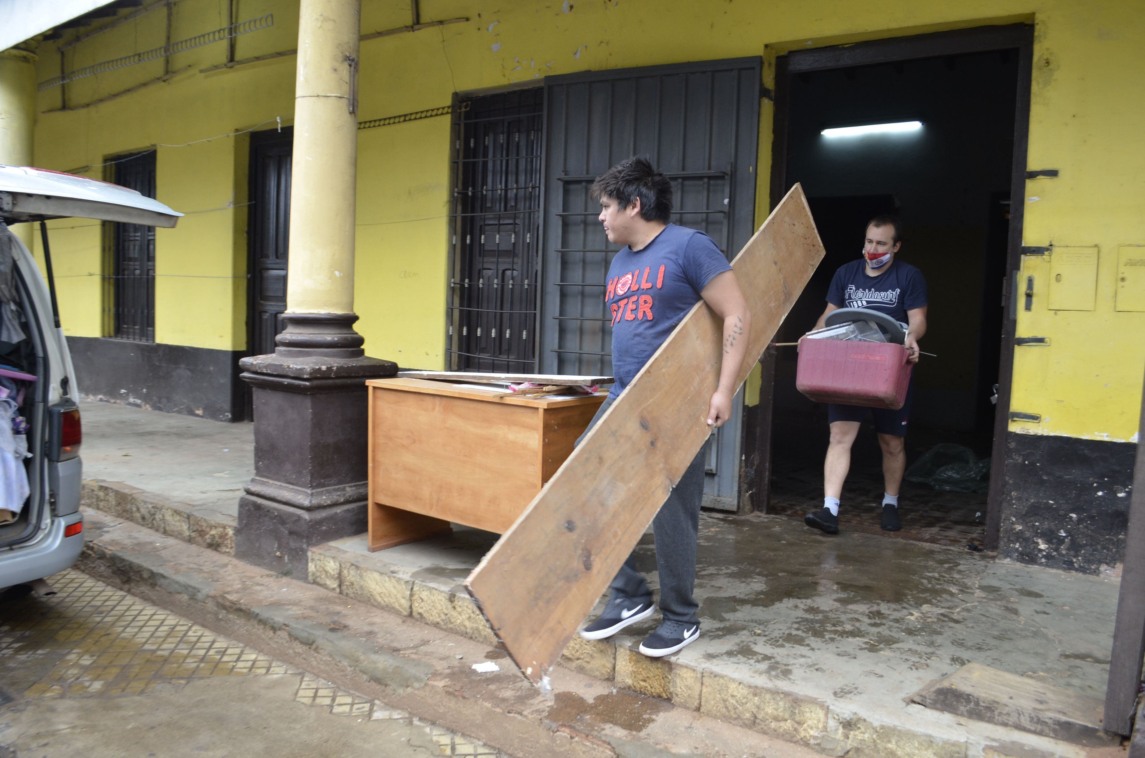 Comerciantes que arrendaban el local del excine bar Terraza de la ciudad de Guarambaré abandonan el lugar a pedido de los nuevos dueños.