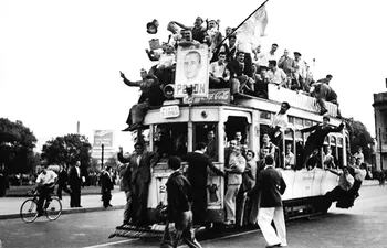 Los "descamisados" rumbo a la Plaza de Mayo, 17 de octubre de 1945.