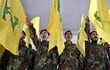 Militantes de Hezbollah gritan consignas