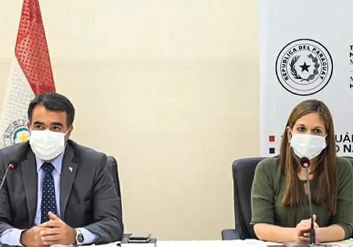 El ministro de Hacienda, Óscar Llamosas, y la viceministra Carmen Marín, ayer en rueda de prensa.