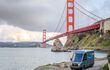 Una furgoneta eléctrica de Amazon pasa por un sendero frente al icónico puente Golden Gate en San Francisco, California.