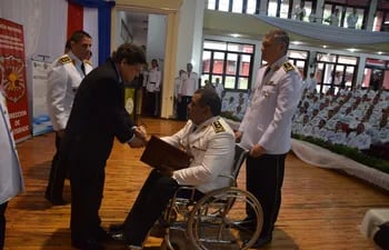 El comisario Rivas recibió su título de manos del ministro del Interior Euclides Acevedo.