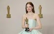 Emma Stone, la ganadora del premio Oscar a la mejor actriz protagónica por su participación en 'Poor Things' optó por un maquillaje "no make up".
