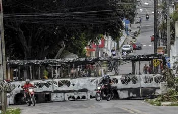 Un autobús de servicio público incinerado, en Natal, en el estado Río Grande del Norte (Brasil). Al menos 14 ciudades del estado de Río Grande do Norte fueron el escenario de tiroteos e incendios durante la madrugada del martes. Los ataques continuaron hoy.  (EFE)