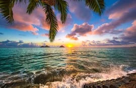 Salida del sol en una playa Hawáii