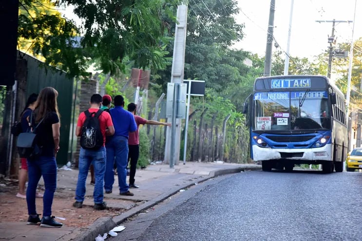 Imagen de referencia: pasajeros esperando unidades del Transporte Público.