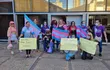 Activistas sociales se manifestaron frente al Ministerio de la Mujer para exigir el reconocimiento de las personas trans.