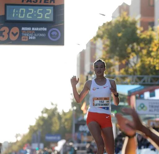 Gidey, tras cruzar la meta y batir el récord del mundo de 21 kilómetros, ayer, en la Media Maratón de Valencia. (EFE)