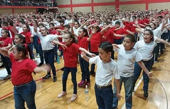 Las 1000 voces de niños y niñas de las escuelas de San Lorenzo cantaron esta noche.