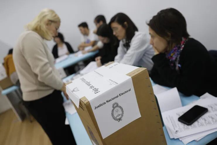 Ciudadanos argentinos votaron en las elecciones para elegir presidente y vicepresidente.