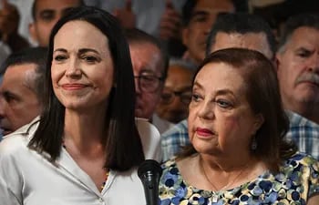 La líder opositora venezolana María Corina Machado (a la izquierda) y la candidata Corina Yoris.
