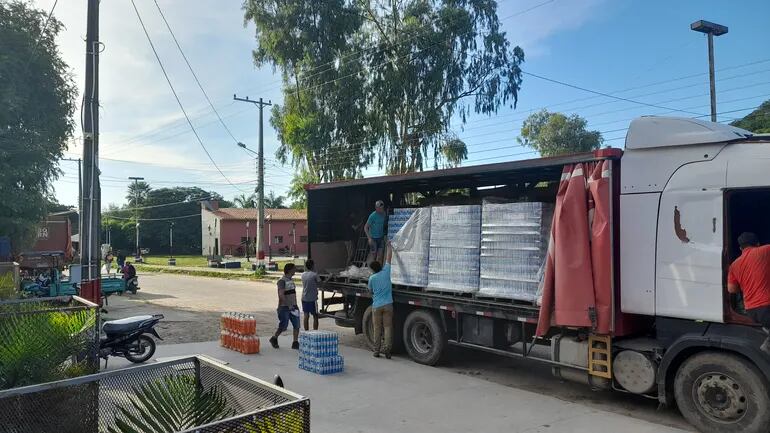 Un camión transportador de bebidas descarga la esperada y añorada cerveza en Fuerte Olimpo.