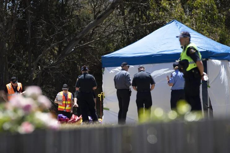 Oficiales de Policía investigan la escena donde estaba montado el castillo inflable (del estilo de los globos locos), en la escuela Hillcrest en Devonport, Tasmania, Australia.  Cinco niños murieron este jueves.