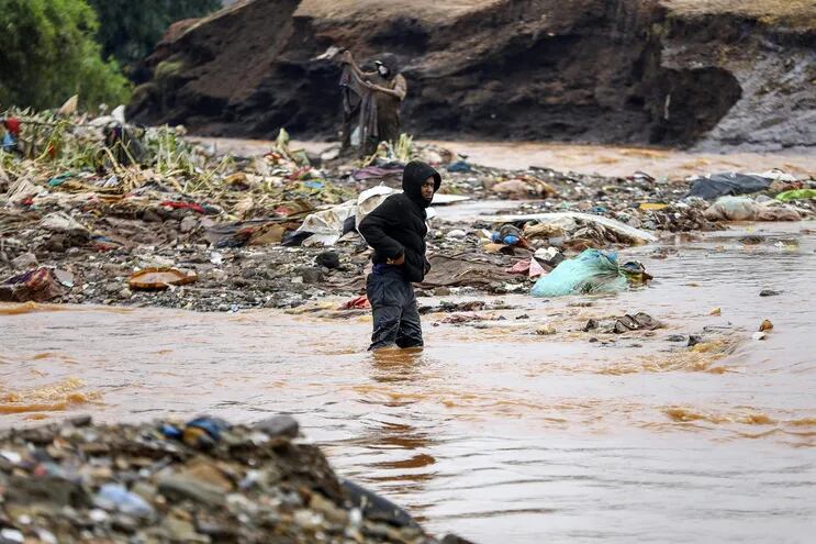 Un hombre cruza una zona inundada en Nairobi, Kenia, el pasado sábado.
