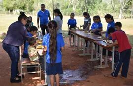 Alumnos de la Escuela Básica Nro.  4079 Santa Rosa de Lima recibieron al Karai Octubre con una tallarinada.