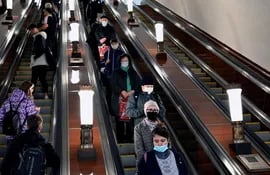 Varios pasajeros usan mascarilla en el metro de Moscú, en Rusia.