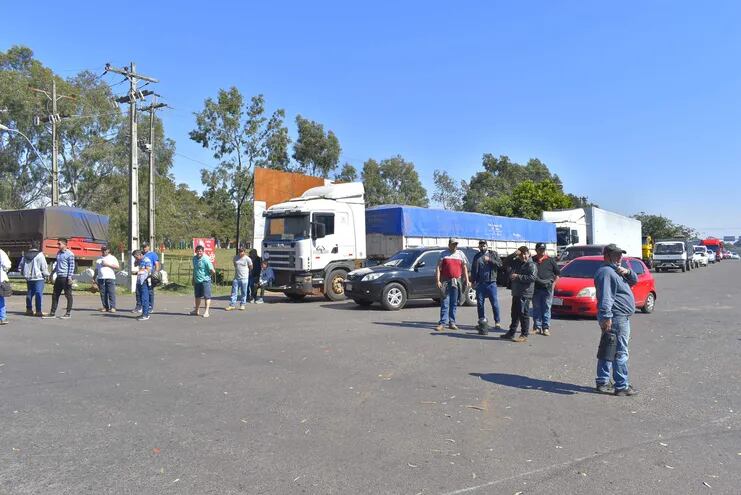 Camioneros cierran la ruta en cruce Villarrica-Paraguarí. Algunos de los integrantes del paro han estado cometiendo actos de amenazas y violencia, principalmente contra sus colegas que no se pliegan a la medida de fuerza.