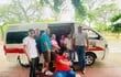 La delegación de Nueva Italia que viajó a la ciudad de Choré el fin de semana posa al costado del móvil, que según la denuncia es una ambulancia. El primero de la derecha es el jefe comunal, Alcides Gamarra (ANR).