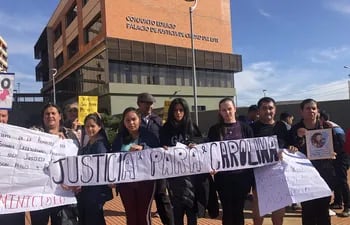 Los familiares de Carolina Mareco cuando se movilizaron frente al Palacio de Justicia de Ciudad del Este.