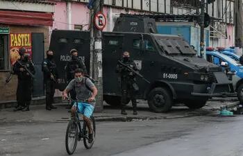 Policía militar en la favela de Jacarezinho en Rio de Janeiro. Zinho, líder de la mayor milicia de Río se entregó a la policía brasileña.