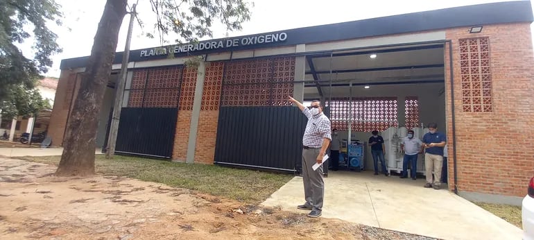 El doctor Catalino Fabio muestra la nueva planta generadora de oxigeno de Coronel Oviedo.