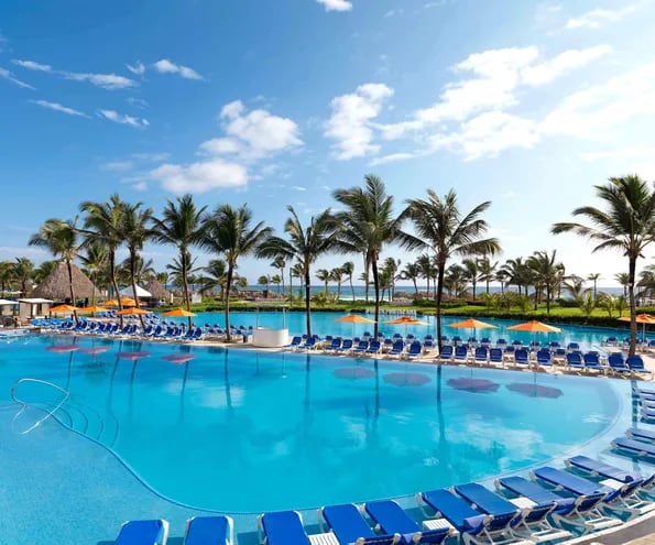 El amplio complejo ubicado en la costa atlántica cuenta con 13 piscinas de lujo.