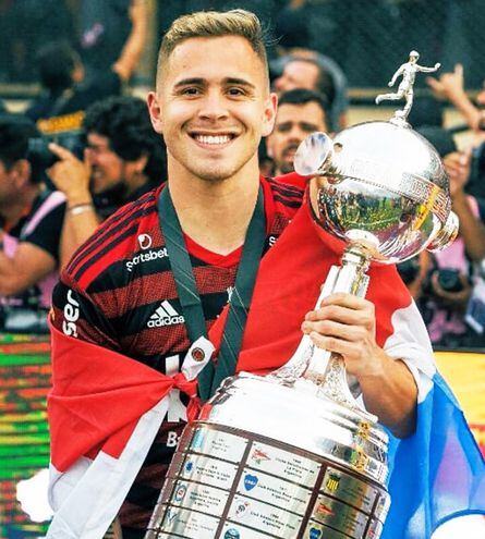 El paraguayo Robert Piris Da Motta, con la Copa Libertadores ganada con  el Flamengo en Lima.