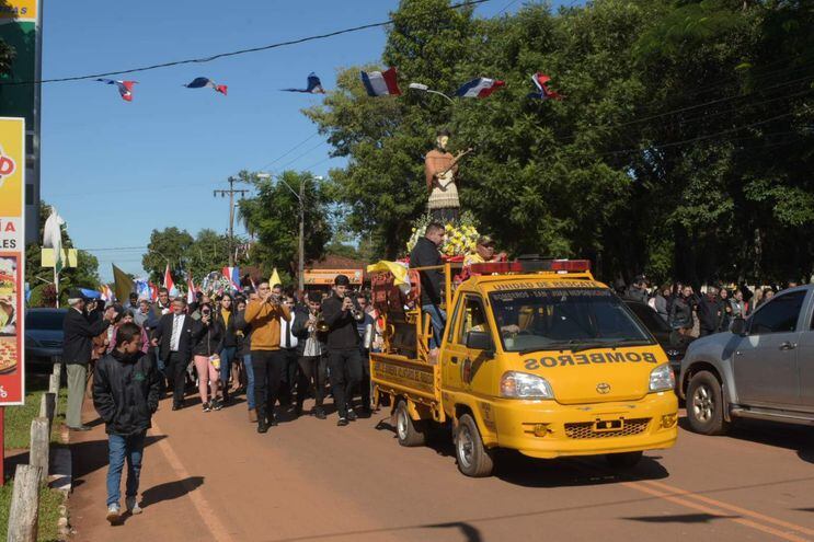 Ayudado por un móvil de bomberos nepomucenos el Santo Patrono fue llevado en procesión por las calles de la ciudad.