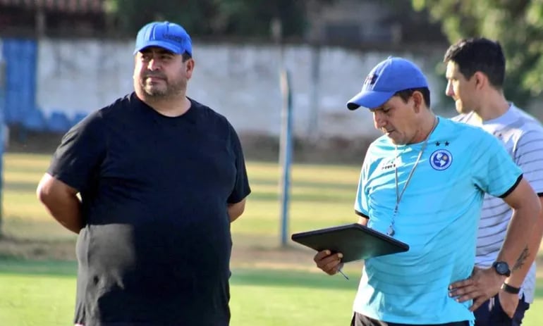 El nuevo técnico solense, Humberto García en su presentación con su asistente Jerson Alcaraz, en la sede de Villa Elisa.