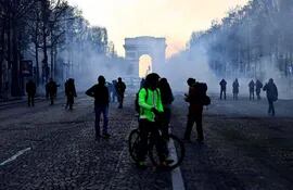 Gas lacrimógeno en los Campos Elíseos, en París, Francia, donde los antivacunas que integran los autodenominados "convoyes de la libertad" se manifiestan contra las restricciones impuestas por la pandemia de covid 19.