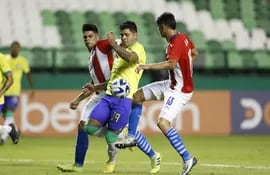 Renan Rodrigues (c) de Brasil disputa un balón con Abel Britez (d) de Paraguay hoy, en un partido de la fase de grupos del Campeonato Sudamericano Sub'20 entre las selecciones de Brasil y Paraguay en el estadio Deportivo Cali en Cali (Colombia).