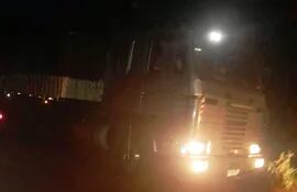 El camión semi remolque de Julio López cuando salia del aserradero de la compañía Dolores.