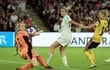 La jugadora inglesa Alessia Russo (c) procura el balón ante la portera y una defensa de Suecia, durante el partido semifinal disputado ayer en Sheffield.