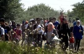refugiados-sirios-avanzan-cargando-sus-pocas-pertenencias--183904000000-1370478.JPG