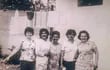 De derecha a izquierda, Oilda Recalde, Idalina Gaona, Saturnina Almada, María Lina Rodas y Elvira Talavera, Comisaría 5ª, Chacarita, 1971. (Fotografía de portada del libro “Mujeres combatientes”).