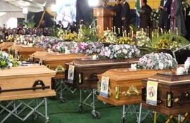 Los ataúdes de las 21 víctimas, de entre 13 y 17 años, durante su funeral en Sudáfrica.