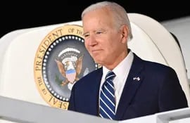 El presidente de EE.UU., Joe Biden, en la puerta del avión presidencial, el Air Force One. (AFP)
