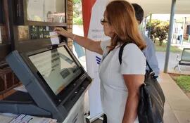 Técnicos del TSJE mostraron lo fácil que es la utilización de las máquinas de votación para el próximo domingo 30 de abril.
