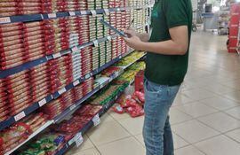 Un alumno de la Facultad de Ciencias Económicas de la UNE, en la tarea de recolección de datos en un supermercado.