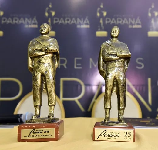 Estatuillas de los premios Paraná. Las mismas se realizan en base a un molde confeccionado por el recordado escultor Hermann Guggiari.