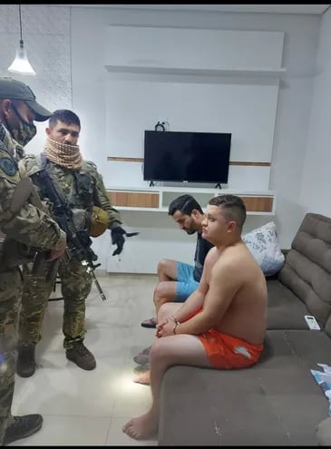 Agentes antidrogas custodian a dos de los detenidos este jueves en Pedro Juan Caballero.