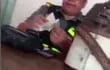 Captura del video donde la agente agarrando el dinero de la coima.