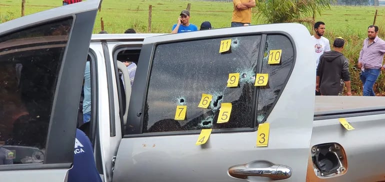 Así quedó la camioneta del candidato opositor a intendente de Hernandarias, Nelson Cano, luego de un atentado ejecutado por sicarios.