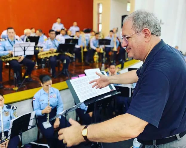 El músico estadounidense Robert "Bob" Herman ensaya con la Banda de Músicos de la Policía Nacional para el concierto que ofrecerán este martes en el Teatro Municipal de Asunción.