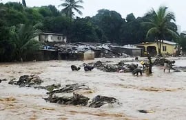 las-inundaciones-golpean-a-sierra-leona-uno-de-los-paises-mas-pobres-de-frica-afp-212526000000-1617710.jpg